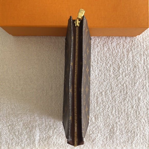 Louis Vuitton Monogram Toiletry 19 Pouch - Picture 7 of 15